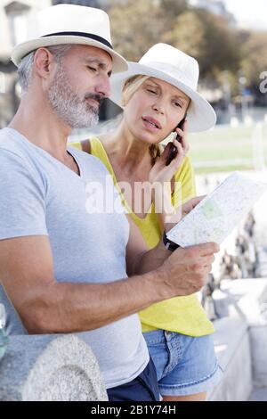 couple mature de touristes trouver la bonne direction Banque D'Images