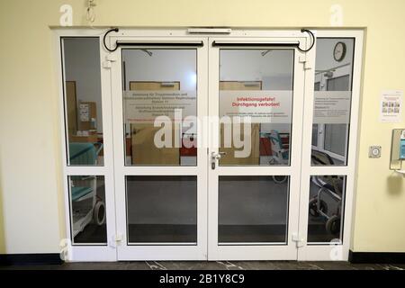 Rostock, Allemagne. 28 février 2020. La porte du Département de médecine tropicale, des maladies infectieuses et de néphrologie au Centre de médecine interne du Centre médical universitaire Rostock, où possible les patients de Covid-19 doivent être logés et traités dans des salles spécialement préparées. Crédit: Bernd Wüstneck/Dpa-Zentralbild/Dpa/Alay Live News Banque D'Images