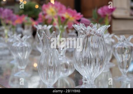 Table décorée de fleurs roses azalées dans des vases en cristal de verre. Banque D'Images
