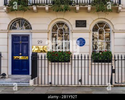 29 Fitzroy Square Fitzrovia Londres - Plaques à George Bernard Shaw & Virginia Woolf - a vécu à 29 Fitzroy Square dans le centre de Londres à divers moments. Banque D'Images