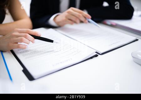 Close-up of two Businesspeople part travailler à contrat sur papier 24 Banque D'Images