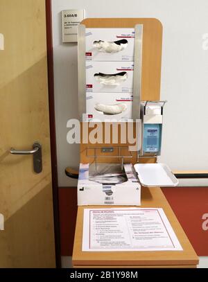 Rostock, Allemagne. 28 février 2020. À la porte d'une salle spécialement préparée du Département de médecine tropicale, des maladies infectieuses et de néphrologie du Centre de médecine interne du Centre médical universitaire Rostock, lorsque possible, les patients de Covid-19 sont pris en charge et traités, les sous-sections correspondantes pour la protection et les mesures comportementales sont établies. Crédit: Bernd Wüstneck/Dpa-Zentralbild/Dpa/Alay Live News Banque D'Images