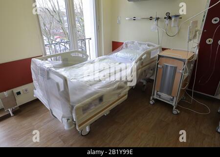 Rostock, Allemagne. 28 février 2020. Une salle spécialement préparée au Département de médecine tropicale, de maladies infectieuses et de néphrologie au Centre de médecine interne du Centre médical universitaire Rostock, où les patients Covid-19 peuvent être hébergés et traités. Crédit: Bernd Wüstneck/Dpa-Zentralbild/Dpa/Alay Live News Banque D'Images