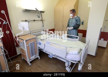 Rostock, Allemagne. 28 février 2020. Le médecin Dr. Micha Löbermann se tient dans des vêtements de protection au Département de médecine tropicale, de maladies infectieuses et de néphrologie au Centre de médecine interne du Centre médical universitaire Rostock dans une salle spécialement préparée dans laquelle les patients potentiels de Covid-19 sont logés et traités. Crédit: Bernd Wüstneck/Dpa-Zentralbild/Dpa/Alay Live News Banque D'Images