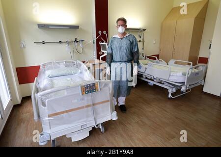 Rostock, Allemagne. 28 février 2020. Le médecin Dr. Micha Löbermann se tient dans des vêtements de protection au Département de médecine tropicale, de maladies infectieuses et de néphrologie au Centre de médecine interne du Centre médical universitaire Rostock dans une salle spécialement préparée dans laquelle les patients potentiels de Covid-19 sont logés et traités. Crédit: Bernd Wüstneck/Dpa-Zentralbild/Dpa/Alay Live News Banque D'Images