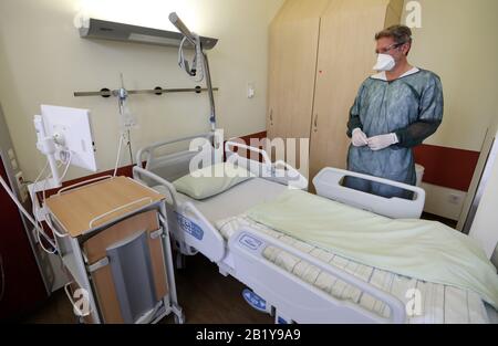 Rostock, Allemagne. 28 février 2020. Le médecin Dr. Micha Löbermann se tient dans des vêtements de protection au Département de médecine tropicale, de maladies infectieuses et de néphrologie au Centre de médecine interne du Centre médical universitaire Rostock dans une salle spécialement préparée dans laquelle les patients potentiels de Covid-19 sont logés et traités. Crédit: Bernd Wüstneck/Dpa-Zentralbild/Dpa/Alay Live News Banque D'Images