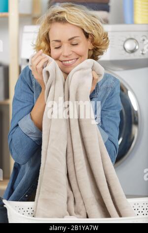 bonne femme client qui choisit des serviettes de bain Banque D'Images