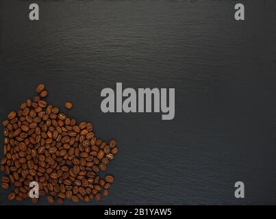 grains de café rôtis sur un tableau noir en ardoise Banque D'Images