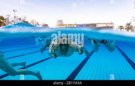 Karlsruhe, Allemagne. 28 février 2020. Nicolas Kawerau, un visiteur de la piscine extérieure 'Sonnenbad', nage à travers l'eau de la piscine à l'ouverture de la piscine extérieure. Selon l'association municipale de baignade, les bains de soleil sont le début de toutes les piscines en plein air pures à l'échelle nationale. La saison se termine alors seulement sur la 1ère Avent. L'eau est chauffée jusqu'à 28 degrés selon le temps. Crédit: Uli Deck/Dpa/Alay Live News Banque D'Images