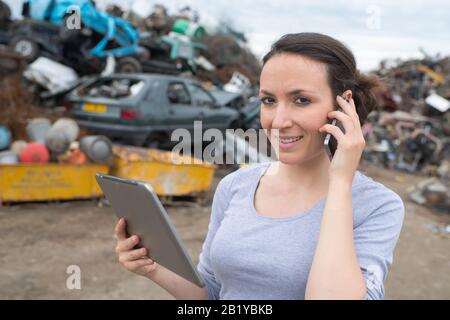 travailleur féminin dans une cour de recyclage des déchets Banque D'Images