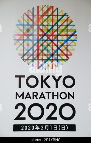 Tokyo, Japon. 28 février 2020. Panneau de signalisation du Tokyo Marathon 2020 affiché lors d'une conférence de presse au Keio Plaza Hotel Tokyo. Certains athlètes d'élite et en fauteuil roulant ont assisté à une conférence de presse pour répondre aux questions de la presse avant l'événement annuel qui se tiendra à Tokyo le 1 mars. Les organisateurs du Tokyo Marathon 2020 ont décidé de ne permettre que les coureurs d'élite et les athlètes en fauteuil roulant de participer à l'événement annuel en raison de l'épidémie de coronavirus (COVID-19) au Japon. Crédit: Rodrigo Reyes Marin/Zuma Wire/Alay Live News Banque D'Images