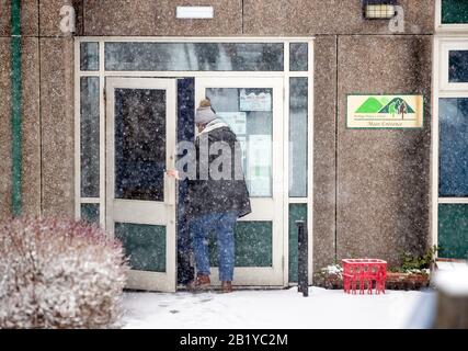 Une femme entre à l'école primaire de Burbage à Leicestershire, qui a été fermée en raison d'un «cas confirmé de coronavirus parmi notre population de parents». Banque D'Images