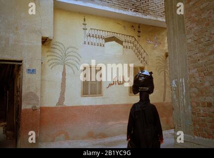 Photographie de voyage - scène de rue dans la ville des morts le Qarafa dans le Caire islamique historique en Egypte en Afrique du Nord. Les gens de Wanderlust Banque D'Images