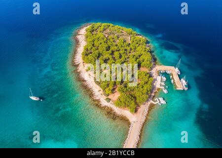 Vue aérienne de la petite île magnifique dans la baie de la mer à la journée ensoleillée Banque D'Images