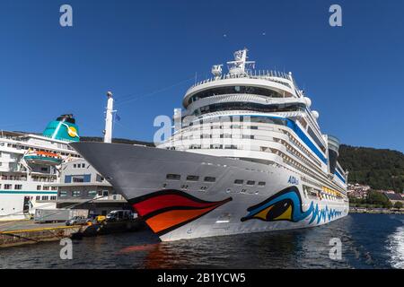 Bateau de croisière Aidasol à Skoltegrunnskaien terminal dans le port de Bergen, Norvège. Banque D'Images