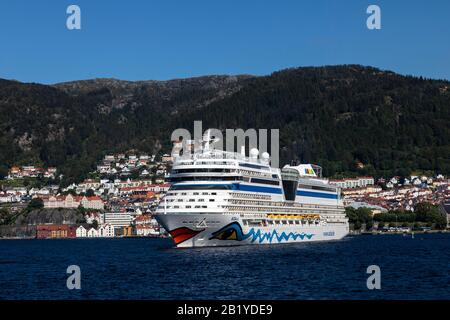 Bateau de croisière Aidasol à Byfjorden, au départ du port de Bergen, Norvège. Banque D'Images