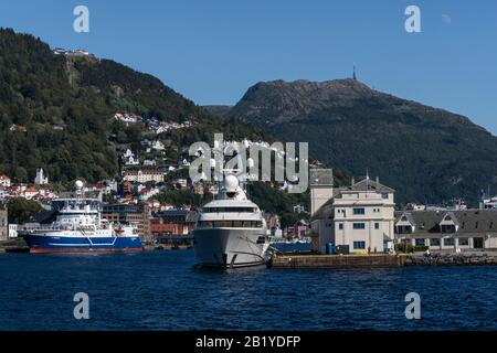 Superyacht Anna a amarré à Tollbodkaien à Bergen, Norvège. Vaagen et le mont Ulriken, le mont Floeyen (Fløyen) et Bryggen en arrière-plan. Banque D'Images