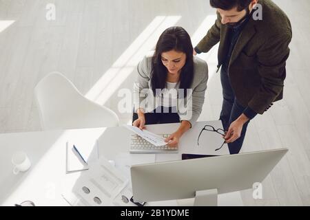 Vue de dessus. Personnel professionnel travaillant au bureau. Banque D'Images