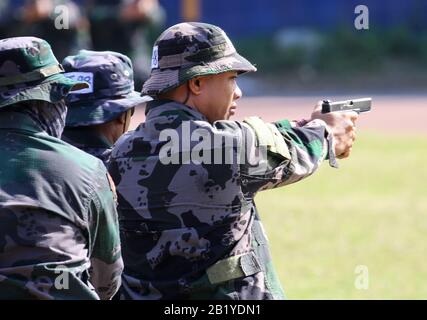 Les policiers en service qui pointent leur arme de service pendant leur manœuvre pendant la formation VIP sur la sécurité. La police nationale philippine (PNP) supervisera la formation des recrues de police en vertu d'une nouvelle loi signée par le président Rodrigo Duterte. La loi n° 1279 de la République a placé l'Académie nationale de police des Philippines (PNPA) et l'Institut national de formation policière (NPTI) sous la juridiction du PNP. (Photo De Herman Lumanog/Pacific Press) Banque D'Images