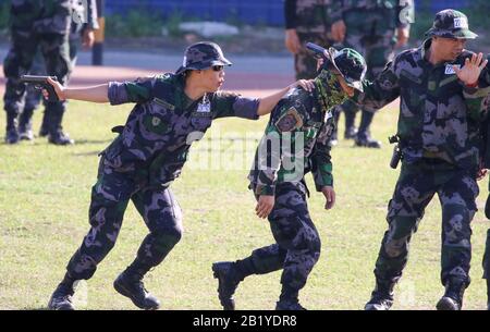 Les policiers en service qui pointent leur arme de service pendant leur manœuvre pendant la formation VIP sur la sécurité. La police nationale philippine (PNP) supervisera la formation des recrues de police en vertu d'une nouvelle loi signée par le président Rodrigo Duterte. La loi n° 1279 de la République a placé l'Académie nationale de police des Philippines (PNPA) et l'Institut national de formation policière (NPTI) sous la juridiction du PNP. (Photo De Herman Lumanog/Pacific Press) Banque D'Images