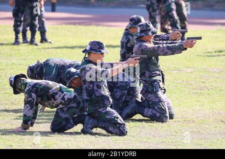 Les policiers en service qui pointent leur arme de service pendant leur manœuvre pendant la formation VIP sur la sécurité. La police nationale philippine (PNP) supervisera la formation des recrues de police en vertu d'une nouvelle loi signée par le président Rodrigo Duterte. La loi n° 1279 de la République a placé l'Académie nationale de police des Philippines (PNPA) et l'Institut national de formation policière (NPTI) sous la juridiction du PNP. (Photo De Herman Lumanog/Pacific Press) Banque D'Images
