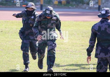 Les policiers en service qui pointent leur arme de service pendant leur manœuvre pendant la formation VIP sur la sécurité. La police nationale philippine (PNP) supervisera la formation des recrues de police en vertu d'une nouvelle loi signée par le président Rodrigo Duterte. La loi n° 1279 de la République a placé l'Académie nationale de police des Philippines (PNPA) et l'Institut national de formation policière (NPTI) sous la juridiction du PNP. (Photo De Herman Lumanog/Pacific Press) Banque D'Images