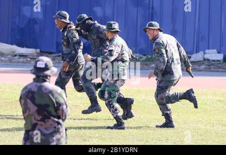 Les policiers en service qui pointent leur arme de service pendant leur manœuvre pendant la formation VIP sur la sécurité. La police nationale philippine (PNP) supervisera la formation des recrues de police en vertu d'une nouvelle loi signée par le président Rodrigo Duterte. La loi n° 1279 de la République a placé l'Académie nationale de police des Philippines (PNPA) et l'Institut national de formation policière (NPTI) sous la juridiction du PNP. (Photo De Herman Lumanog/Pacific Press) Banque D'Images