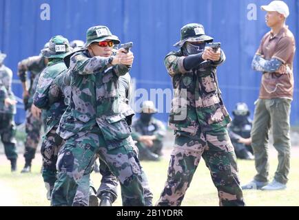 Les policiers en service qui pointent leur arme de service pendant la formation VIP sur la sécurité. La police nationale des Philippines (PNP) supervisera la formation des recrues de police en vertu d'une nouvelle loi signée par le Président Rodrigo Duterte. La loi n° 1279 de la République a placé l'Académie nationale de police des Philippines (PNPA) et l'Institut national de formation policière (NPTI) sous la juridiction du PNP. (Photo De Herman Lumanog/Pacific Press) Banque D'Images