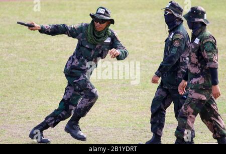 Les policiers en service qui pointent son arme de service pendant leur déplacement pendant la formation de sécurité VIP pendant leur déplacement. La police nationale philippine (PNP) supervisera la formation des recrues de police en vertu d'une nouvelle loi signée par le président Rodrigo Duterte. La loi n° 1279 de la République a placé l'Académie nationale de police des Philippines (PNPA) et l'Institut national de formation policière (NPTI) sous la juridiction du PNP. (Photo De Herman Lumanog/Pacific Press) Banque D'Images