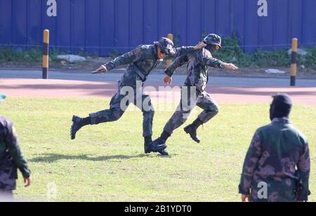 Les policiers en service qui pointent leur arme de service pendant leur manœuvre pendant la formation VIP sur la sécurité. La police nationale philippine (PNP) supervisera la formation des recrues de police en vertu d'une nouvelle loi signée par le président Rodrigo Duterte. La loi n° 1279 de la République a placé l'Académie nationale de police des Philippines (PNPA) et l'Institut national de formation policière (NPTI) sous la juridiction du PNP. (Photo De Herman Lumanog/Pacific Press) Banque D'Images