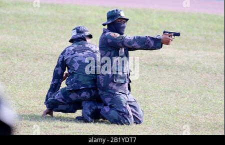 Les policiers en service qui pointent leur arme de service pendant leur manœuvre pendant la formation VIP sur la sécurité. La police nationale philippine (PNP) supervisera la formation des recrues de police en vertu d'une nouvelle loi signée par le président Rodrigo Duterte. La loi n° 1279 de la République a placé l'Académie nationale de police des Philippines (PNPA) et l'Institut national de formation policière (NPTI) sous la juridiction du PNP. (Photo De Herman Lumanog/Pacific Press) Banque D'Images