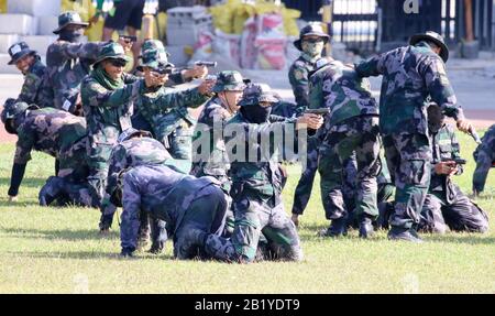 Les policiers en service qui pointent leur arme de service pendant leur manœuvre pendant la formation VIP sur la sécurité. La police nationale philippine (PNP) supervisera la formation des recrues de police en vertu d'une nouvelle loi signée par le président Rodrigo Duterte. La loi n° 1279 de la République a placé l'Académie nationale de police des Philippines (PNPA) et l'Institut national de formation policière (NPTI) sous la juridiction du PNP. (Photo De Herman Lumanog/Pacific Press) Banque D'Images