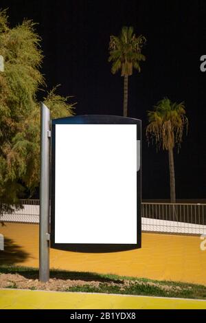 Panneaux d'affichage vierges à l'extérieur, publicité extérieure, information publique lieu porte-panneaux publicitaires stand à la promenade de bord de mer la nuit Banque D'Images