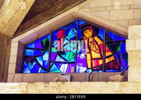18 septembre 2019, Nazareth, Israël. Basilique de l'Annonciation, vitrail. Fragment, détails Banque D'Images