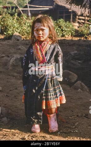 Jeune fille de Hmong / Miao Tribe dans le nord du Myanmar portant des bottes roses wellington et une robe traditionnelle. Banque D'Images