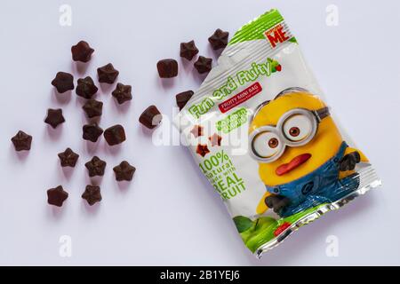 Sachet ouvert de mini-sac Fruité et amusant Me Despicable - 100% naturel fabriqué avec des fruits réels sans sucres ajoutés isolés sur fond blanc Banque D'Images