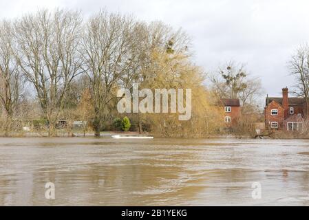 Dévastation au fur et à mesure que la rivière Severn éclate ses rives Banque D'Images