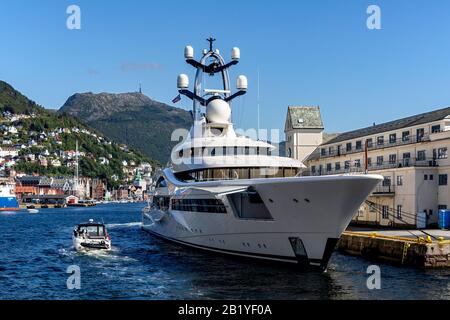 Superyacht Anna a amarré à Tollbodkaien à Bergen, Norvège. Vaagen et le Mont Ulriken et Bryggen en arrière-plan. Banque D'Images