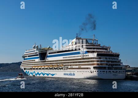 Bateau de croisière Aidasol au terminal de Skoltegrunnskaien dans le port de Bergen, Norvège. Préparez-vous à partir. Banque D'Images