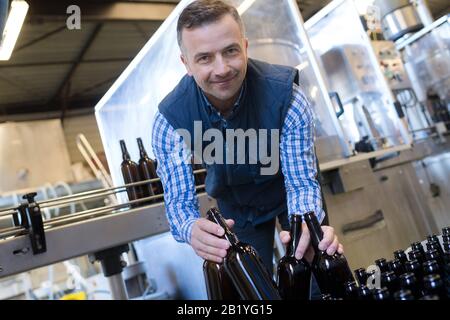 portrait du travailleur masculin dans l'usine d'embouteillage du vin Banque D'Images