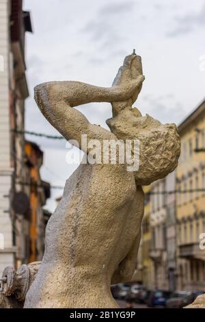 L'Italie, Trentin-Haut-Adige, Trento, fontaine de Neptune de la place du Duomo Banque D'Images