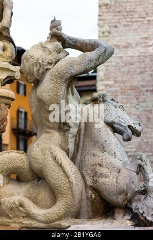 L'Italie, Trentin-Haut-Adige, Trento, fontaine de Neptune de la place du Duomo Banque D'Images