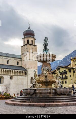 L'Italie, Trentin-Haut-Adige, Trento, fontaine de Neptune de la place du Duomo Banque D'Images