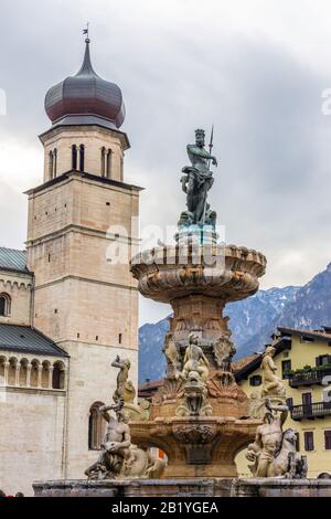 L'Italie, Trentin-Haut-Adige, Trento, fontaine de Neptune de la place du Duomo Banque D'Images