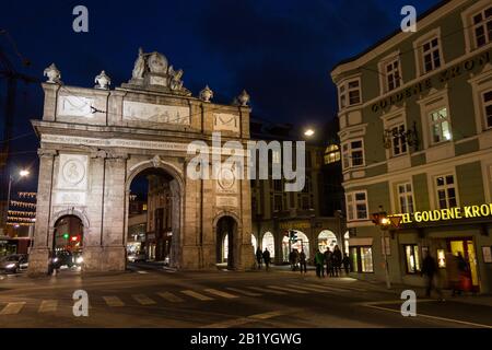 Autriche, Innsbruck, La Porte D'Entrée De Triumphal (Triumphpforte) Sur Maria-Theresien-Strasse Banque D'Images