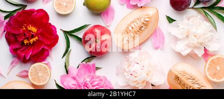 Fond abstrait avec belles pivoines fleurs fruits, printemps saisonnier été temps concept, fraîcheur, détox créatif plat, élégance élégante c Banque D'Images