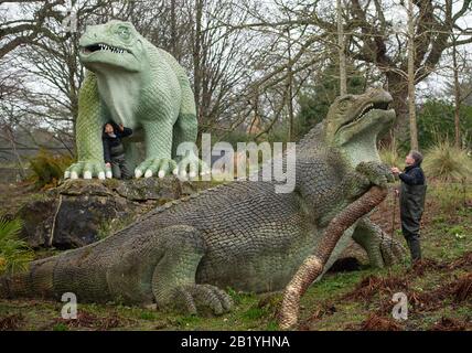 Verena McCaig (à gauche) et Simon Buteux de l'Angleterre historique avec des sculptures d'Iguanadon, qui font partie des dinosaures du Crystal Palace, dans le Crystal Palace Park, Londres. Les statues de classe I de 30 ans, construites dans les années 1850, ont été ajoutées au registre du patrimoine historique de l'Angleterre à risque après que les experts ont trouvé de grandes fissures sur les corps et les membres et en danger de perdre des orteils, des dents et des queues. Banque D'Images