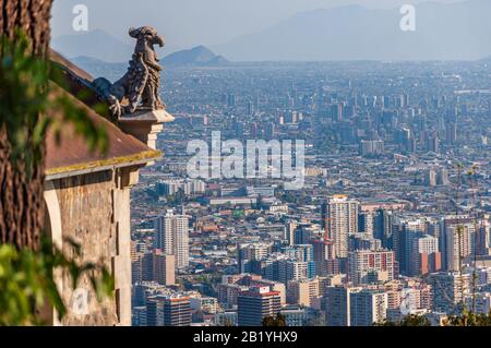 Paysage urbain de Santiago du Chili depuis la colline de Santa Lucia Banque D'Images