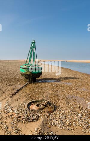 Plage de puits, avec bouée de canal, marée basse. Banque D'Images