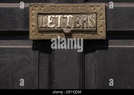 Ancienne boîte aux lettres dans la porte, la façon traditionnelle de distribuer les lettres à la maison, ancienne boîte aux lettres, de la correspondance Banque D'Images